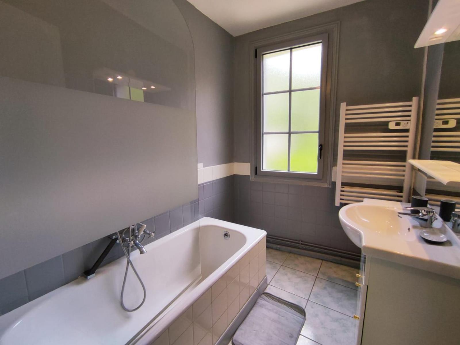 Studio, T2 et T4 - Cliquez ici pour voir nos autres logements dispo et les tarifs - Le Refuge Toy Luz-Saint-Sauveur Chambre photo